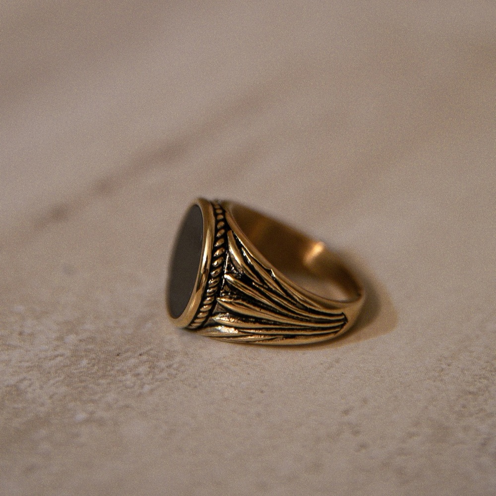 18k Gold Onyx Ring - Picture 4 of 7